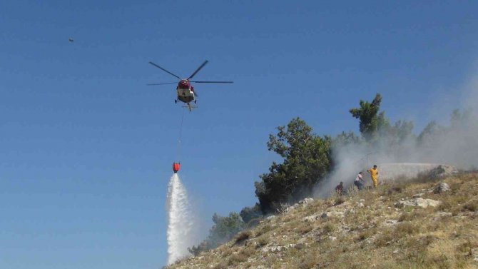 Silifke’de Çalılık Yangını Büyümeden Söndürüldü