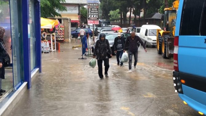 Yağmur Aniden Bastırdı, Vatandaşlar Zor Anlar Yaşadı