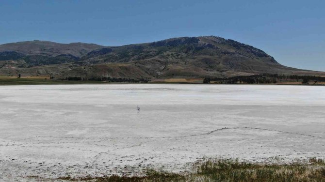 Göl Kurudu, Ortaya Ay Yüzünü Aratmayan Görüntüler Çıktı
