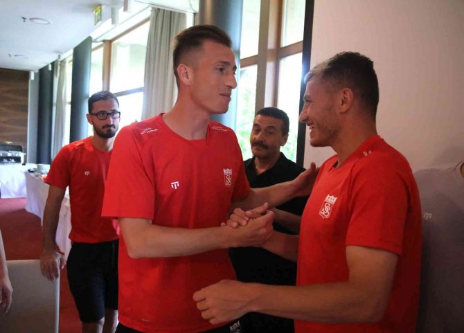 Sivasspor’da Kaptan Hakan Arslan’a Sürpriz Doğum Günü