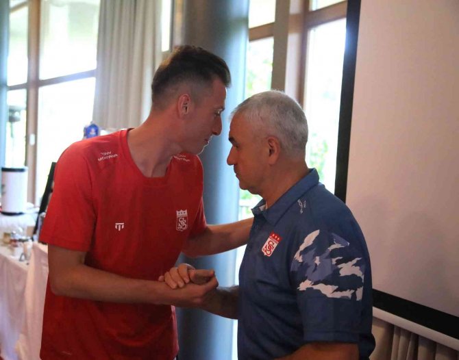 Sivasspor’da Kaptan Hakan Arslan’a Sürpriz Doğum Günü