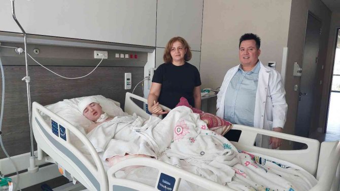 Türk Hekimleri Sayesinde Titanyum Meçlerle Hayata Tutundu