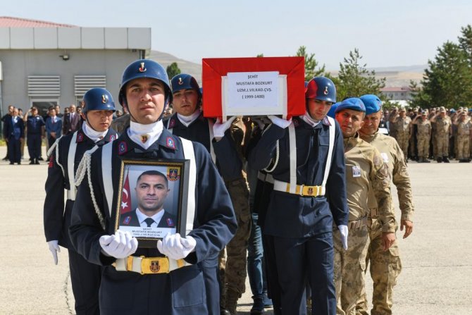 Şehit Askerin Naaşı Memleketine Uğurlandı