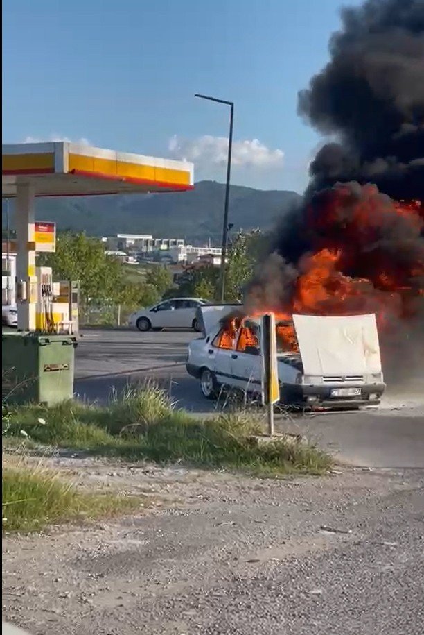 Yalova’da Akaryakıt İstasyonunda Otomobil Alev Aldı