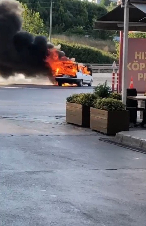 Yalova’da Akaryakıt İstasyonunda Otomobil Alev Aldı