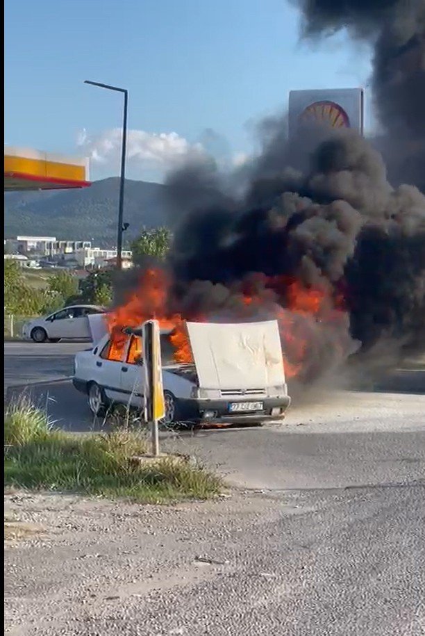 Yalova’da Akaryakıt İstasyonunda Otomobil Alev Aldı