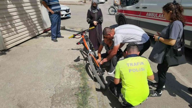 Yaralı Genç Kız Acısını Unutup Bisikletini Tamir Etmeye Çalıştı