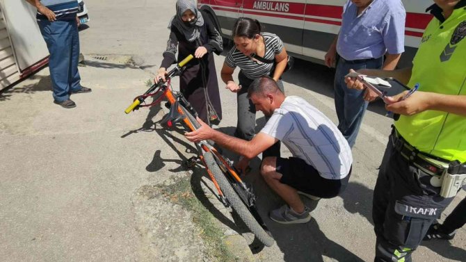 Yaralı Genç Kız Acısını Unutup Bisikletini Tamir Etmeye Çalıştı