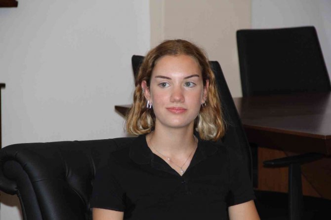 Yks’de Ayt Eşit Ağırlık Birincisi Selin: “Birinciliği Beklemiyordum, Çok Mutluyum”