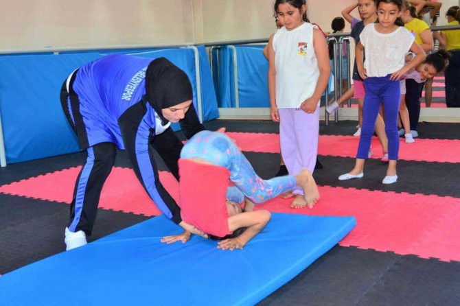 Yunusemre’de Çocuklar Cimnastikle Geleceğe Hazırlanıyor