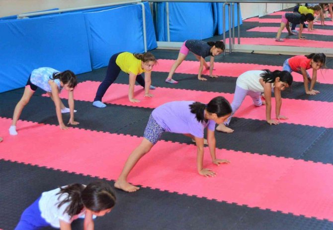 Yunusemre’de Çocuklar Cimnastikle Geleceğe Hazırlanıyor