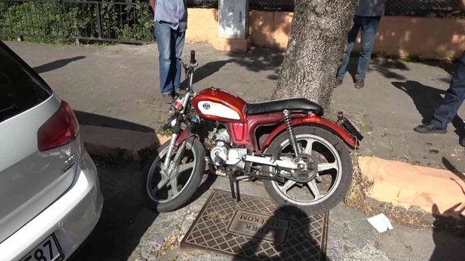 Motosiklet Otomobille Çarpıştı: 1 Yaralı