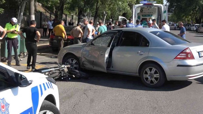 Motosiklet Otomobille Çarpıştı: 1 Yaralı