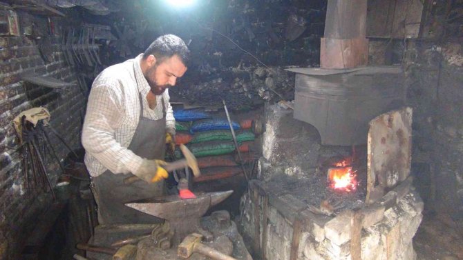80 Derecede Dededen Toruna Demircilik Mesleğini Yaşatıyorlar