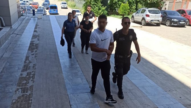 İ̇zmir’de Sadaka Kutusunu Çalan Hırsızlar Kamerada