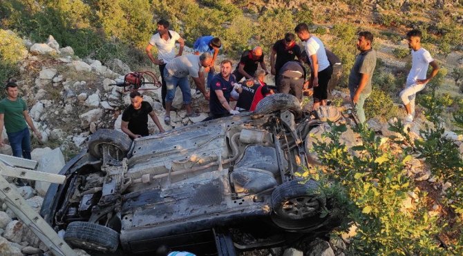 Adıyaman-gaziantep Karayolunda Trafik Kazası: 2 Ölü, 6 Yaralı