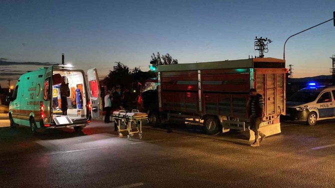 İ̇ki Kamyon Kavşakta Çarpıştı, 2 Kişi Yaralandı