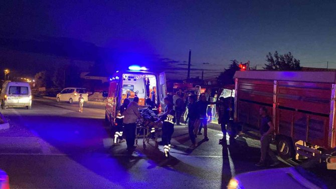 İ̇ki Kamyon Kavşakta Çarpıştı, 2 Kişi Yaralandı