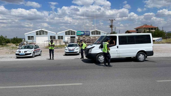 Kırmızı Işıkta Geçen Sürücüleri Jandarma Dron İle Tespit Etti
