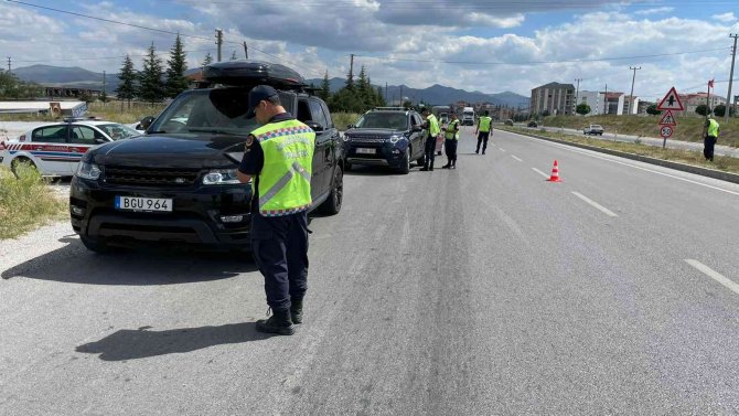 Kırmızı Işıkta Geçen Sürücüleri Jandarma Dron İle Tespit Etti