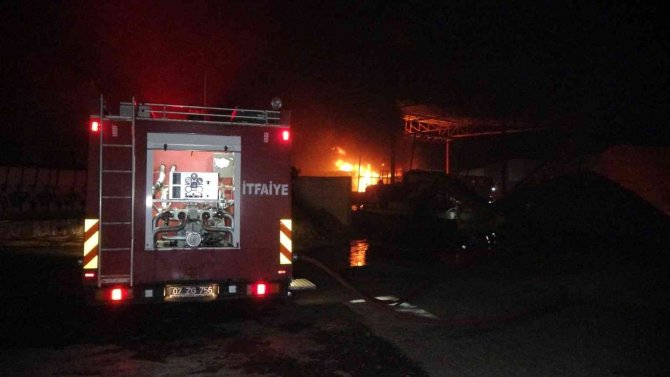 Antalya’da Palet İmalathanesinde Gece Yarısı Korkutan Yangın