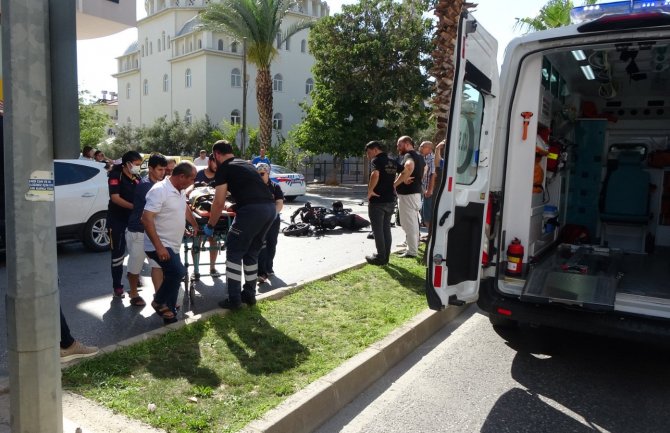 Çarpmanın Şiddetiyle Parçalanan Motosiklet Sürücüsü Kask Sayesinde Hayata Tutundu