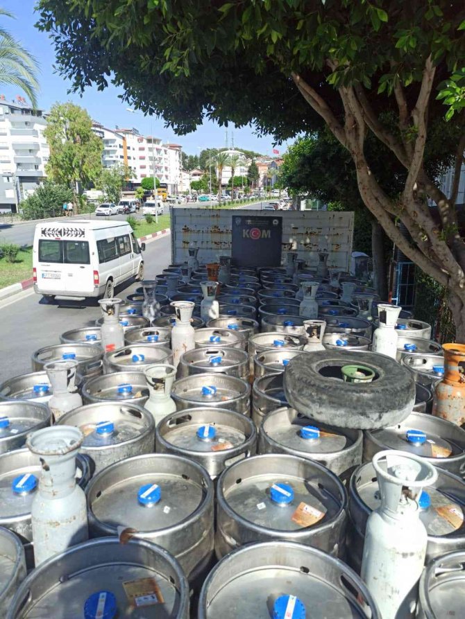 Manavgat’ta Kamyon Dolusu 10 Bin Litre Sahte İçki Ele Geçirildi