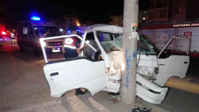 Antalya’da Kamyonet Elektrik Direğine Çarptı: 3 Yaralı