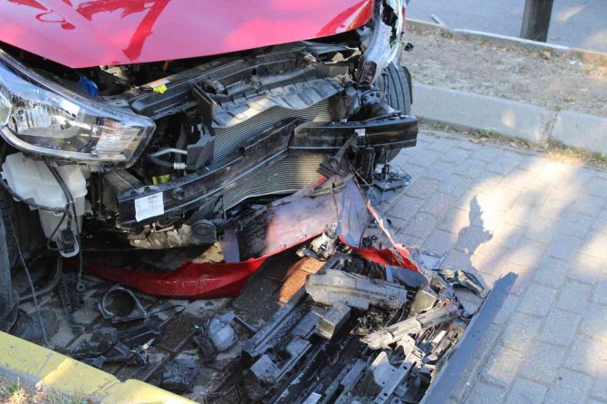 Kırmızı Işık İhlali Kaza Getirdi: 4 Yaralı