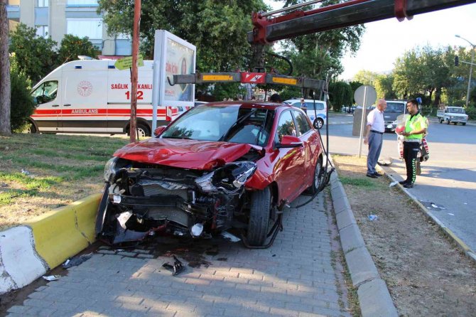 Kırmızı Işık İhlali Kaza Getirdi: 4 Yaralı