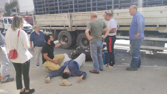 Motosiklet Kamyonla Kaldırım Arasına Sıkıştı: 1 Yaralı