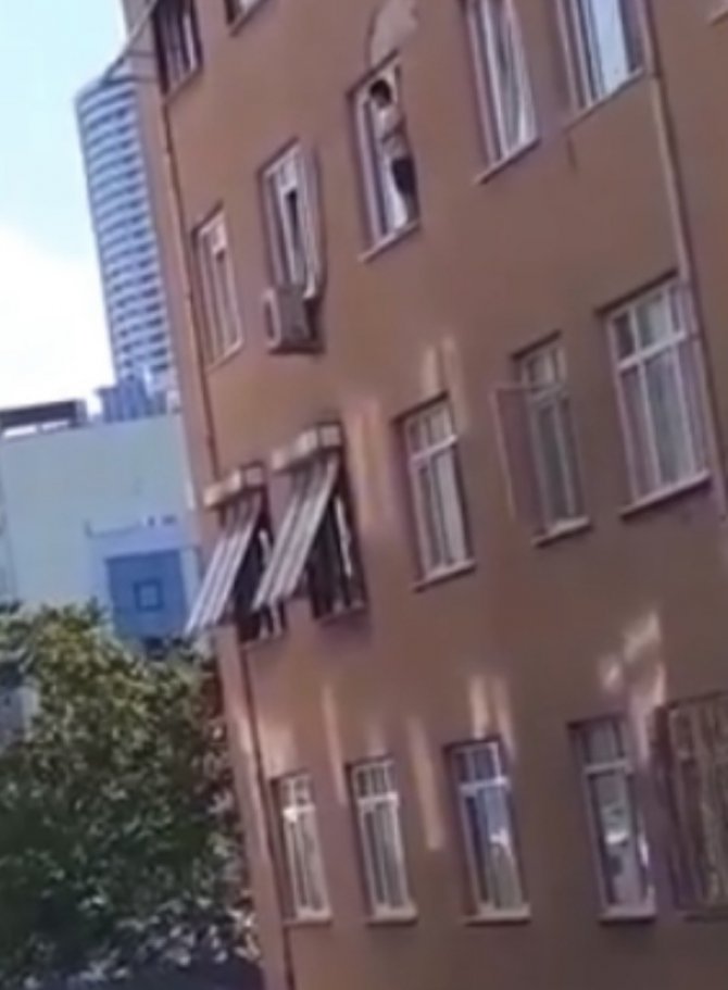 Kartal’da Küçük Çocuğun Camdaki Tehlikeli Oyunu Yürekleri Ağza Getirdi
