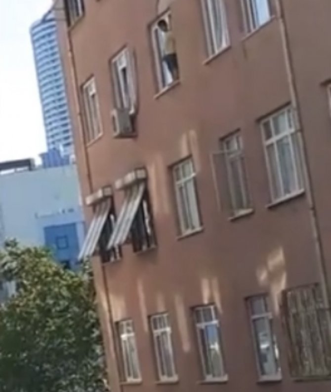 Kartal’da Küçük Çocuğun Camdaki Tehlikeli Oyunu Yürekleri Ağza Getirdi