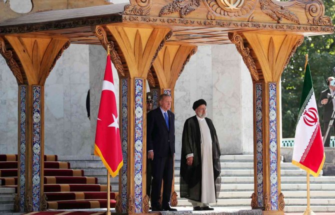 Cumhurbaşkanı Erdoğan Tahran’da Resmi Törenle Karşılandı