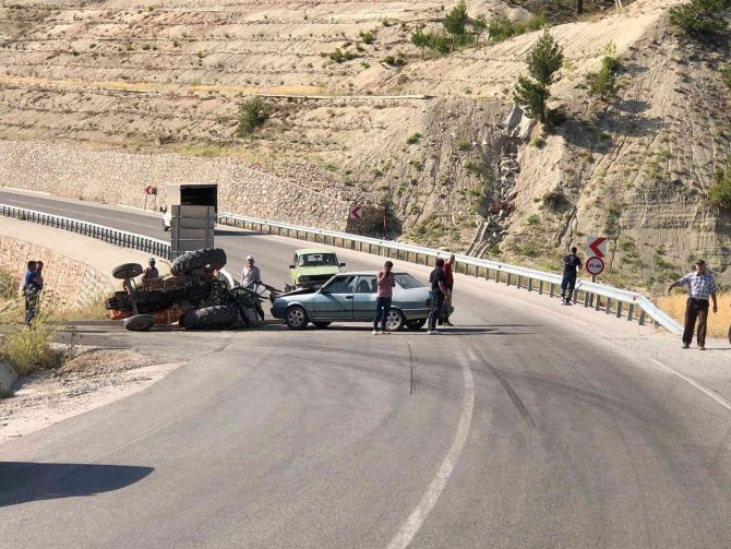 Otomobil İle Traktör Çarpıştı: 2 Yaralı