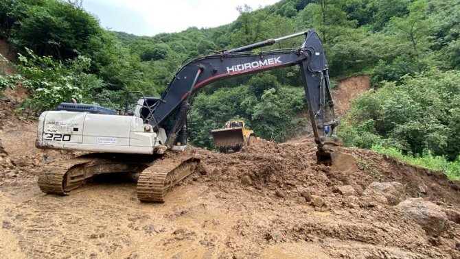 Vali Sonel, Şiddetli Yağışların Hasara Yol Açtığı İlçede İncelemelerde Bulundu