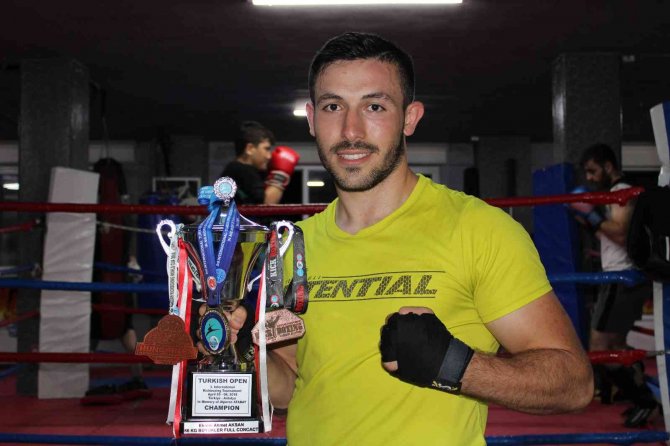 Başarılı Sporcular Zorlu Şampiyona İçin Ter Döküyor