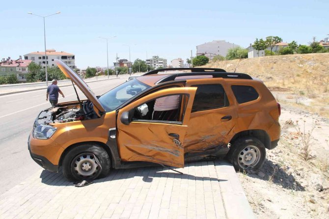 Elazığ’da Hafif Ticari Araç İle Otomobil Çarpıştı: 7 Yaralı
