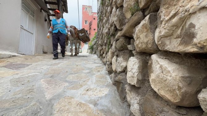 Tarihi İlçede Çöpler Atlarla Toplanıyor