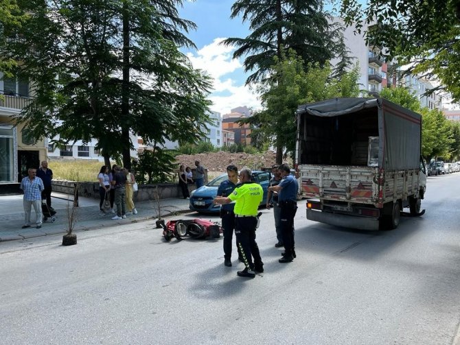 Elektrikli Bisiklet Sürücüsü Kamyonun Altında Böyle Kaldı