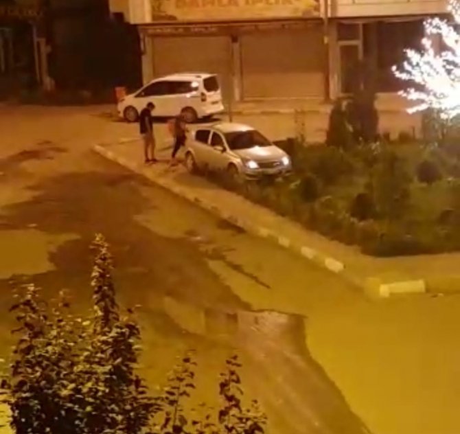 Gece Saatlerinde Direksiyon Hakimiyetini Kaybeden Sürücü Kavşağa Çıktı