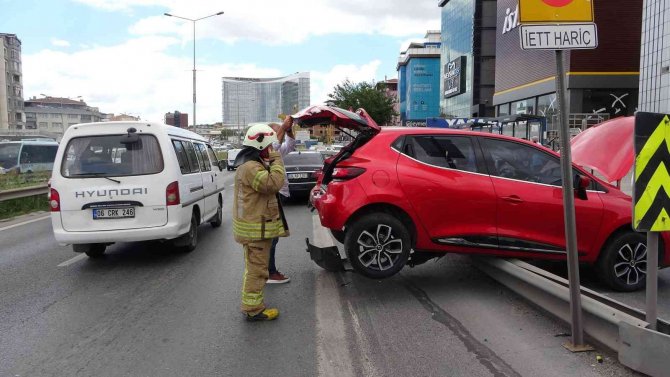Pendik’te Fren Yerine Gaza Basan Sürücü Durakta Bekleyen Yayaya Çarptı
