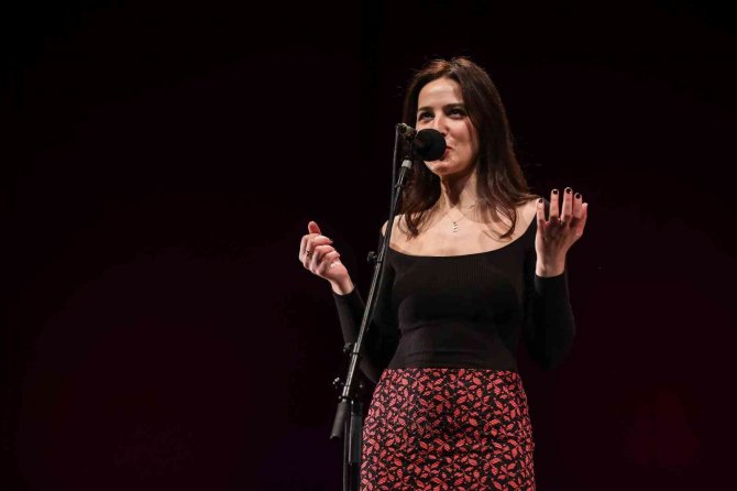 İ̇ş Sanat Çarşamba Sahnesi Ece Göksu Konseri İle Başlıyor