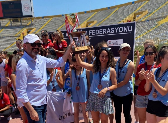 İ̇zmit Belediyesporlu Kadın Atletler İ̇zmir’den 3 Şampiyonlukla Dönüyor