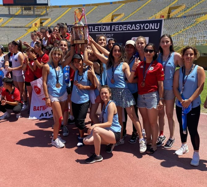 İ̇zmit Belediyesporlu Kadın Atletler İ̇zmir’den 3 Şampiyonlukla Dönüyor