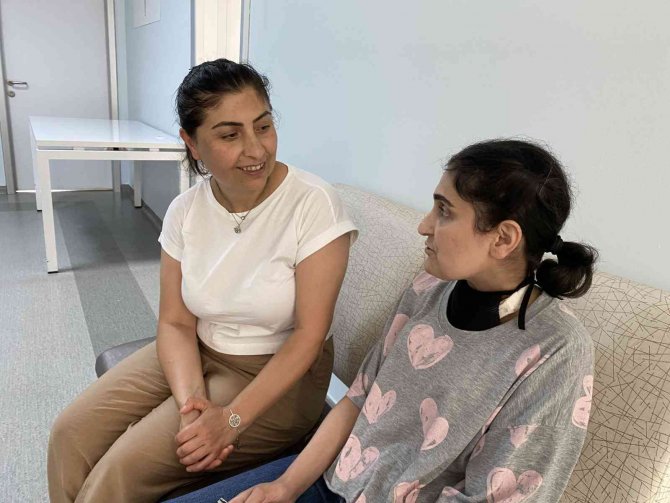 Öğretmenlik Aşkıyla Kanseri Yendi, Sesini Kaybettiği İçin Mesleğine Veda Ediyor