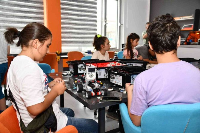 Çocuklar Tatillerini Bi̇lsem’de Dolu Dolu Geçiriyor