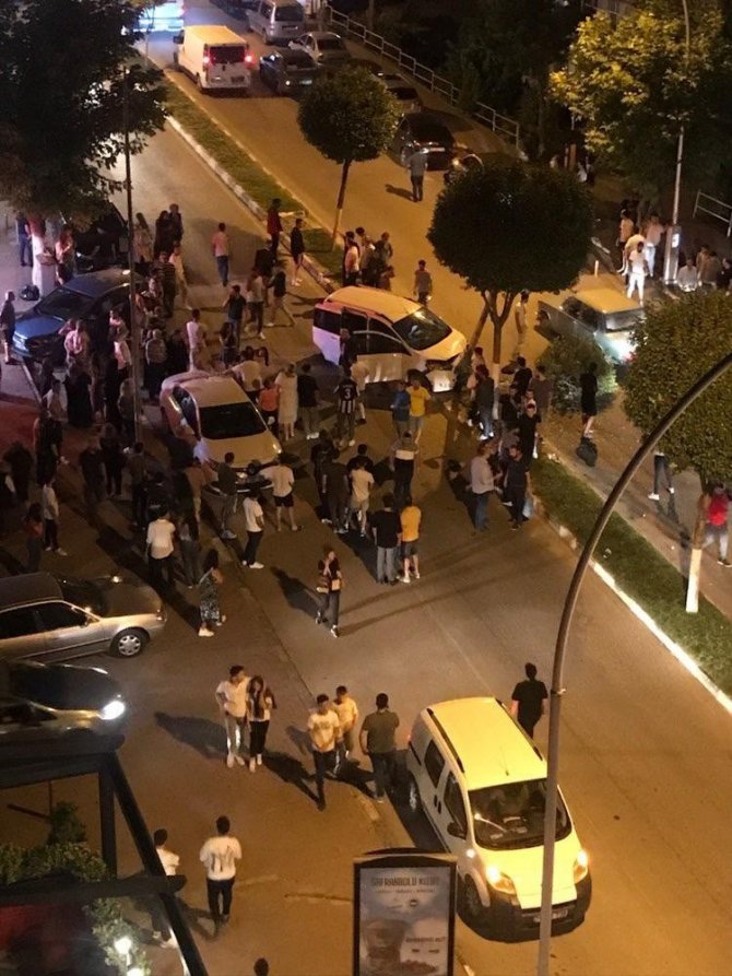 İ̇ki Kişinin Yaralandığı Kaza Anı Güvenlik Kamerasına Yansıdı