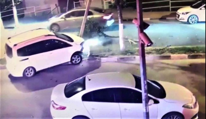 İ̇ki Kişinin Yaralandığı Kaza Anı Güvenlik Kamerasına Yansıdı