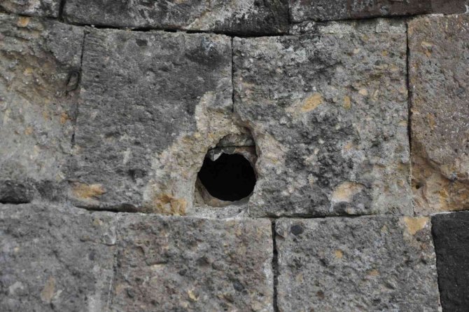 Kars’ta Defineciler Kiliseyi Kazdı